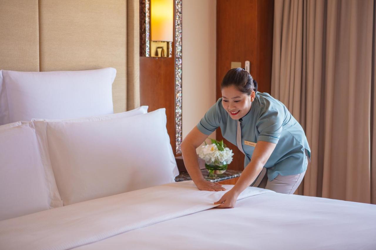 Jumeirah Messilah Beach Kuwait Kuveyt Dış mekan fotoğraf A chambermaid making a bed