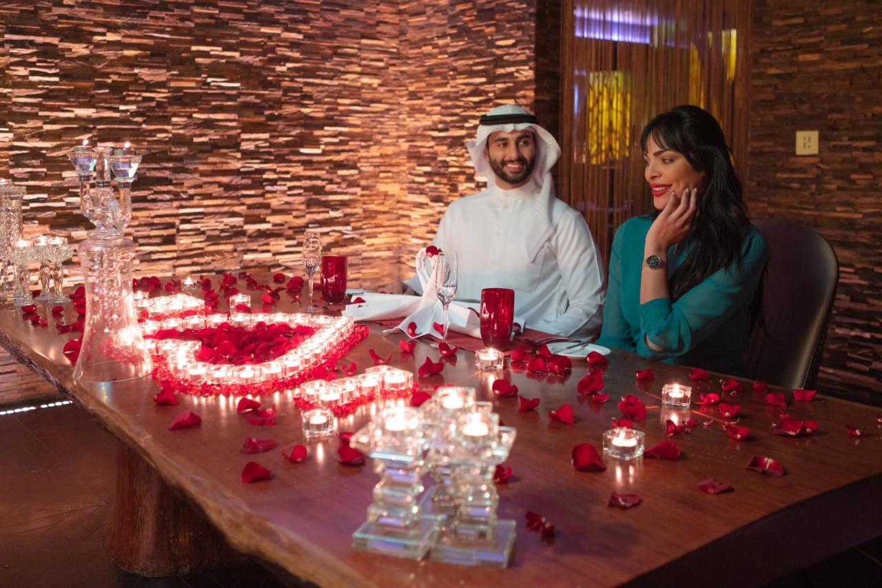 Jumeirah Messilah Beach Kuwait Kuveyt Dış mekan fotoğraf A couple at a restaurant in Dubai