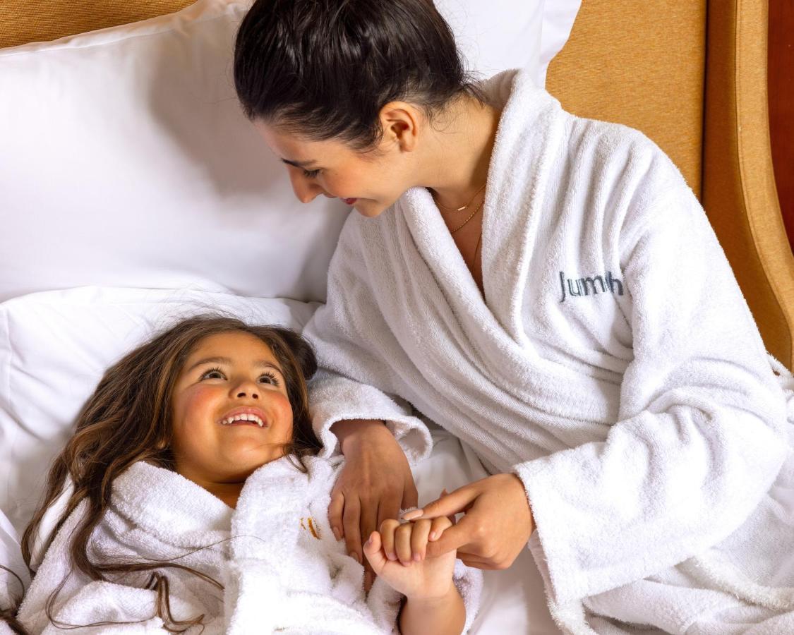 Jumeirah Messilah Beach Kuwait Kuveyt Dış mekan fotoğraf A mother and daughter wearing bathrobes