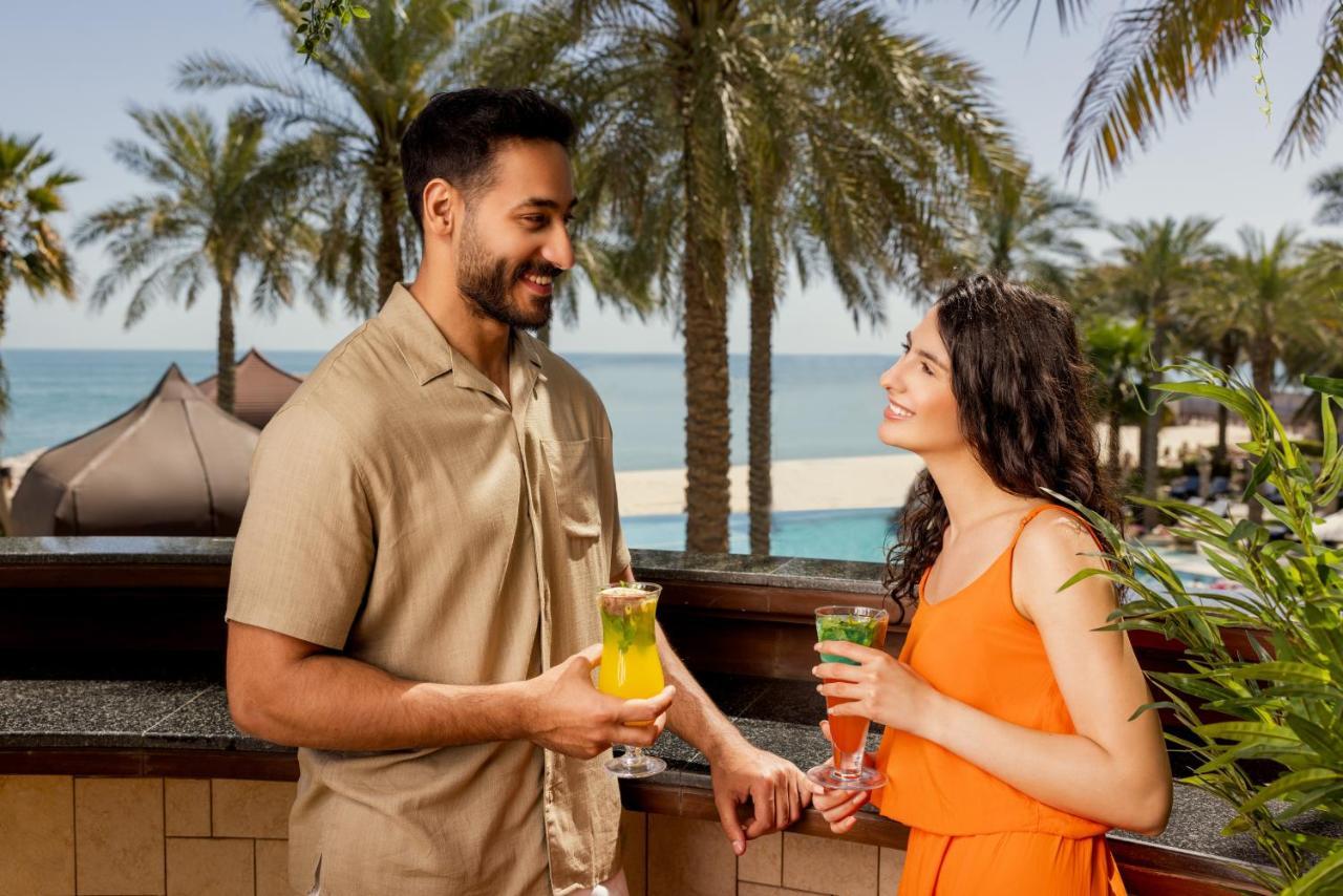 Jumeirah Messilah Beach Kuwait Kuveyt Dış mekan fotoğraf A couple at Jumeirah Beach Hotel