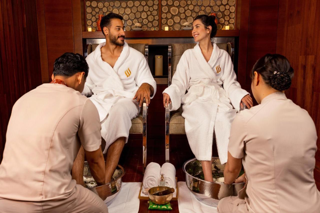 Jumeirah Messilah Beach Kuwait Kuveyt Dış mekan fotoğraf A couple receiving a spa treatment