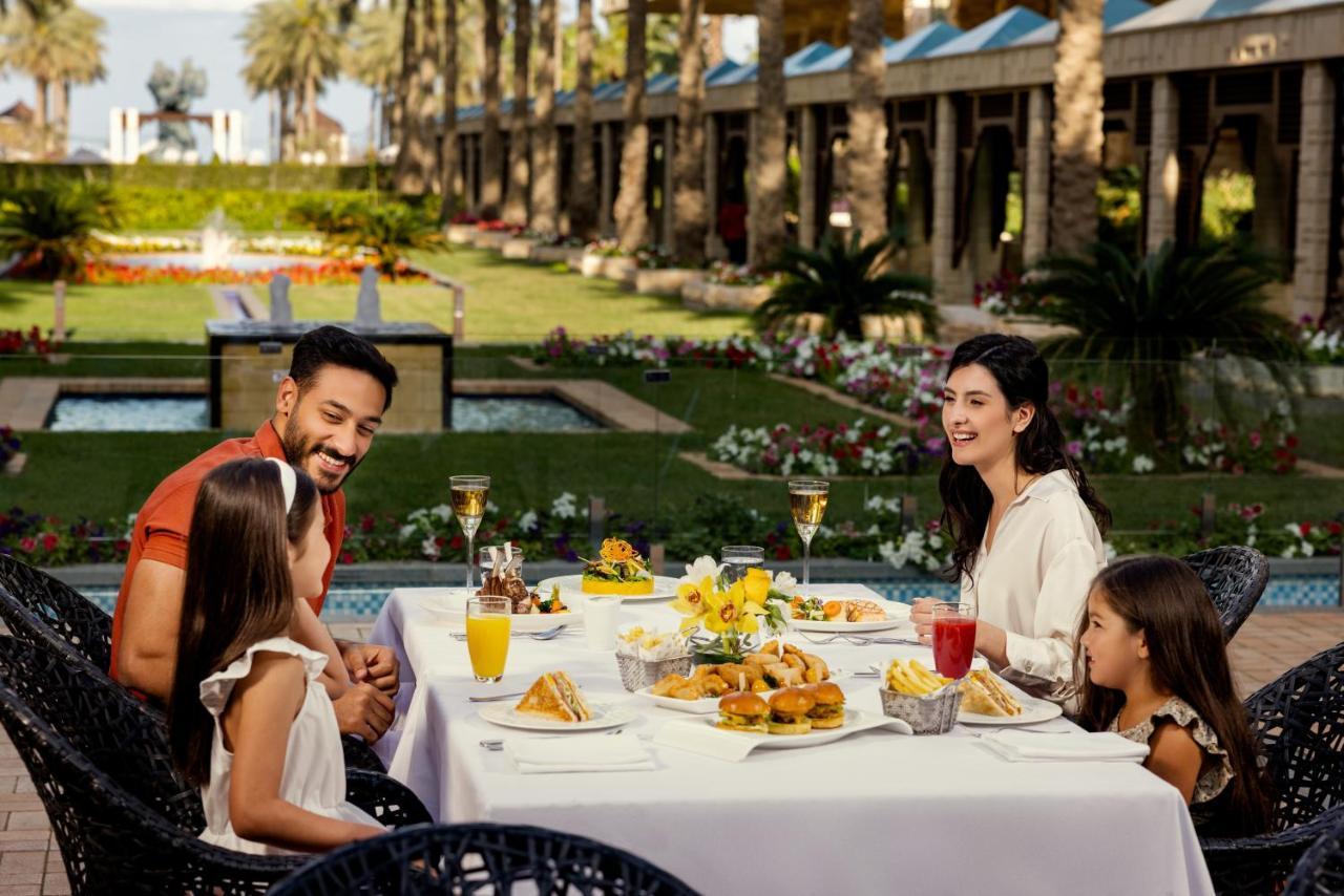 Jumeirah Messilah Beach Kuwait Kuveyt Dış mekan fotoğraf Family dining at the resort