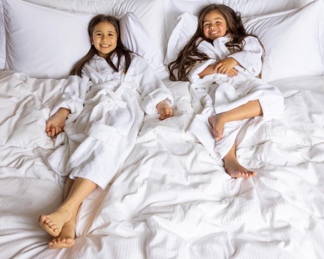 Jumeirah Messilah Beach Kuwait Kuveyt Dış mekan fotoğraf Two girls wearing bathrobes