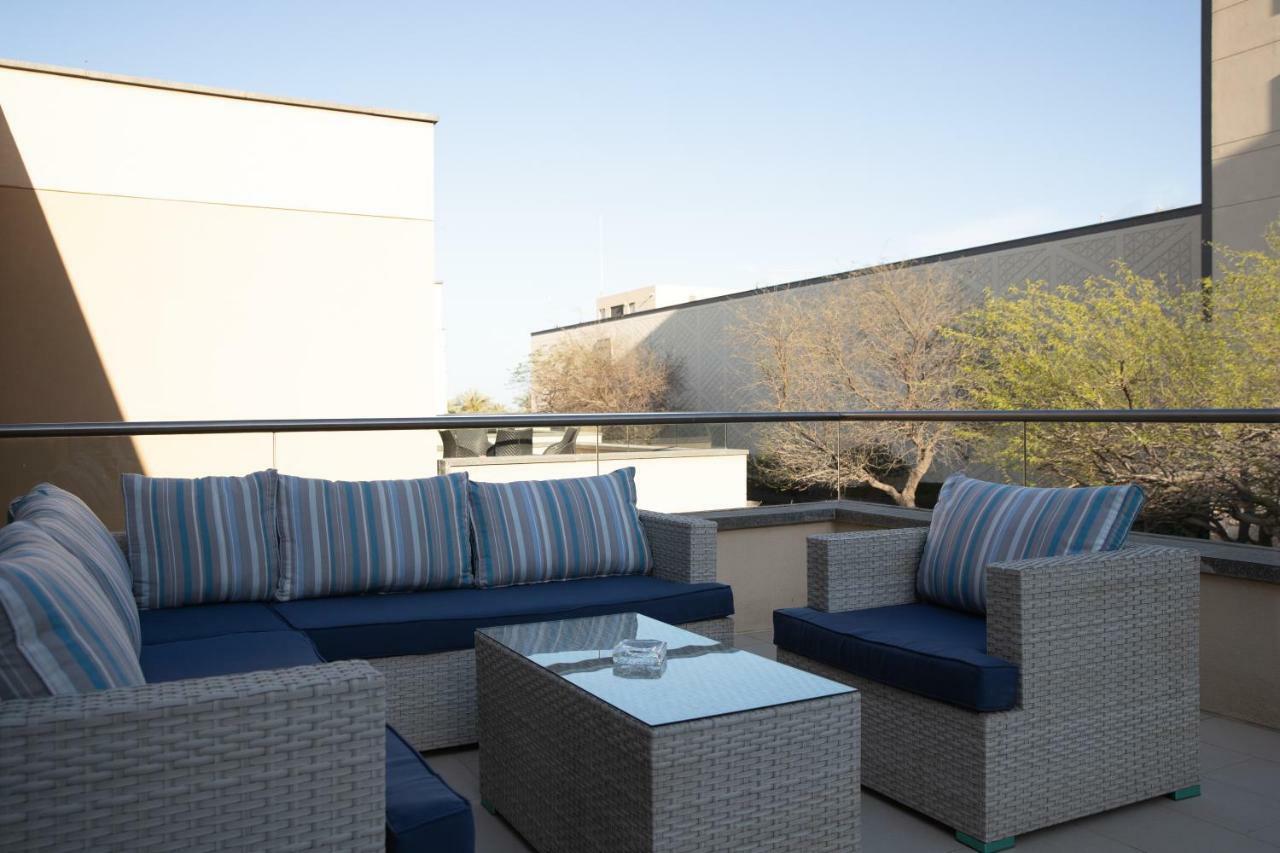 Jumeirah Messilah Beach Kuwait Kuveyt Dış mekan fotoğraf A rooftop lounge at the Hotel Indigo in Scottsdale, Arizona