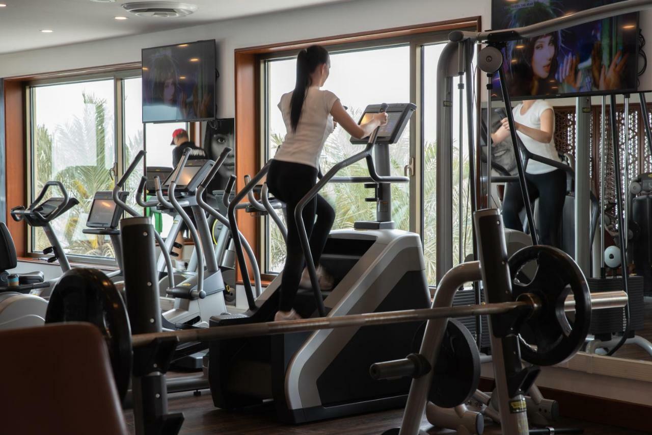 Jumeirah Messilah Beach Kuwait Kuveyt Dış mekan fotoğraf A woman on a cross trainer